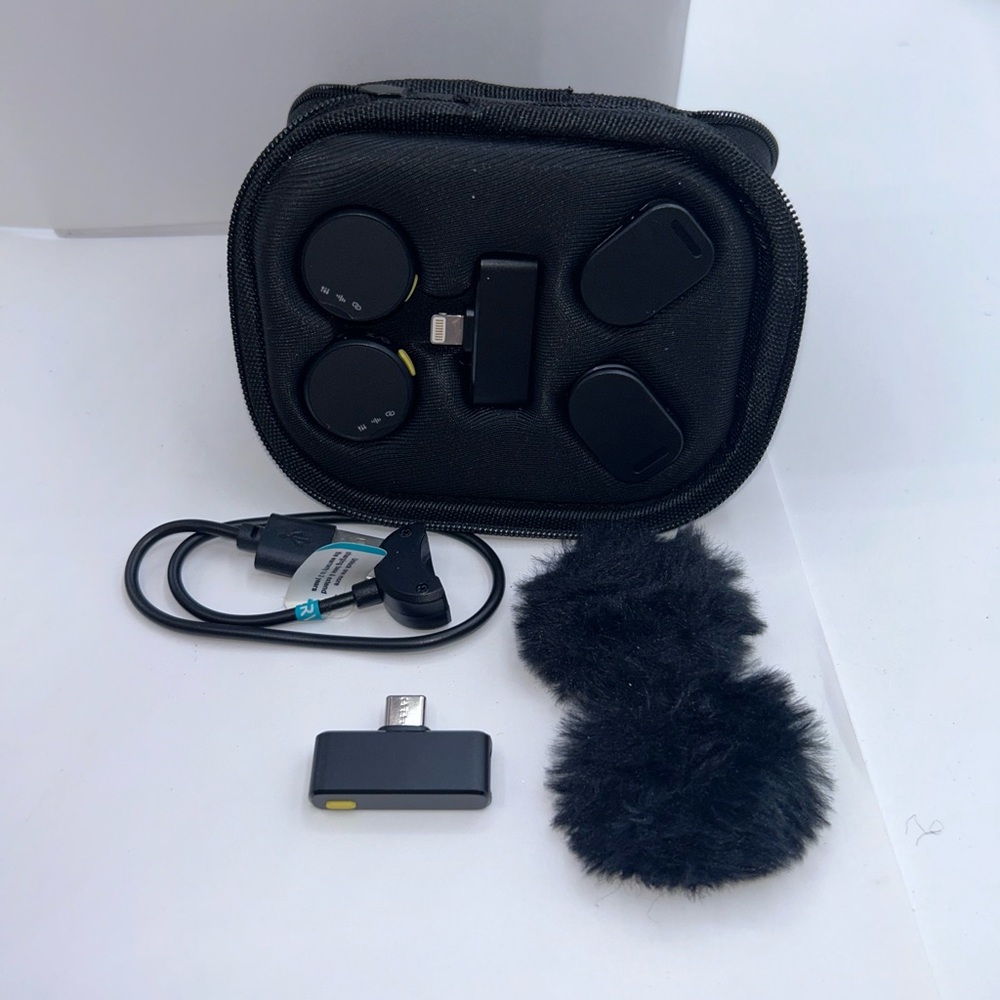 RIBIU Wireless Microphone For IPhone/Android - Picture 2 of 5
